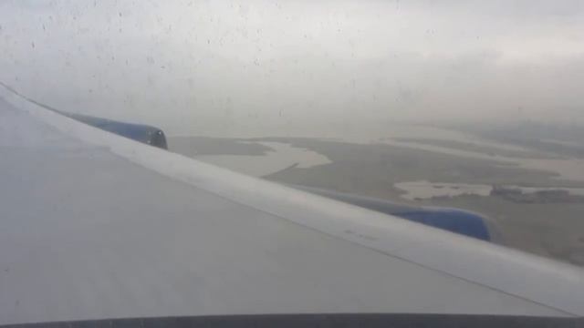 Самолёт машет крыльями и заходит на посадку смотреть онлайн