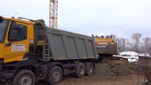 Разработка и погрузка грунта в самосвал