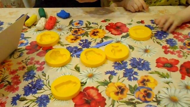Тесто для лепки с формочками. Видео для детей. смотреть онлайн