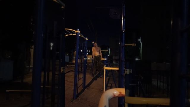 Отжимания на брусьях с движением вперёд смотреть онлайн