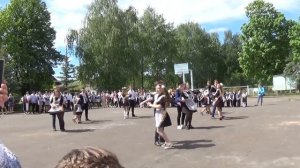 Красивый танец выпускников