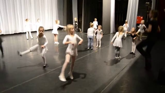 Детский театр балета. Репетиция постановки "Мышки и сыр". смотреть онлайн