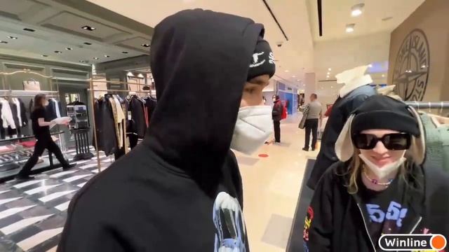 ПОДАРИЛИ КОРЕШУ КУРТКУ ЗА 70 ТЫСЯЧ | ПАРАДЕИЧ, КОРЕШ, ПЛОХОЙ ПАРЕНЬ, КУЕРТОВ | ИРЛ СТРИМ смотреть онлайн