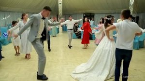 РУССКИЕ ТАНЦУЮТ ЛЕЗГИНКУ / КАК РУССКИЕ ОКАЗАЛИСЬ НА ДАГЕСТАНСКОЙ СВАДЬБЕ?