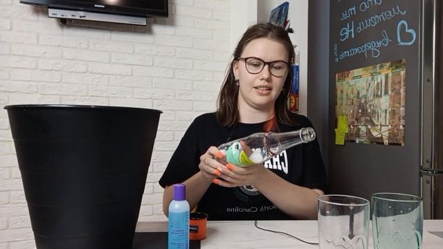 Физический эксперимент: как из стеклянной бутылки сделать стакан? | Соня Бурулева | Физика смотреть онлайн