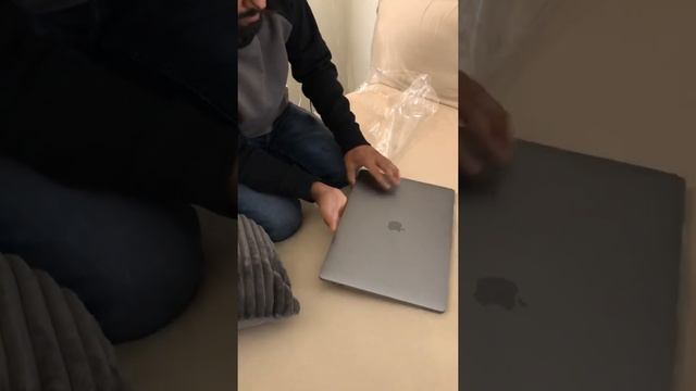 Unboxing New MacBook Pro 2019 2.4 GHz 8-Core Intel i9, AMD 8 GB смотреть онлайн