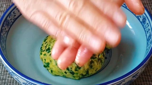 春天多吃韭菜，教你一個創意吃法，不炒不炸不做餡，天天吃都不膩。【柚子愛吃】，#韭菜餡餅料理，#韭菜餡餅家常做法，#韭菜餡餅怎麼做又薄又軟不發麵，#韭菜餡餅的面怎麼和面又軟又薄，#韭菜食譜，#家常菜