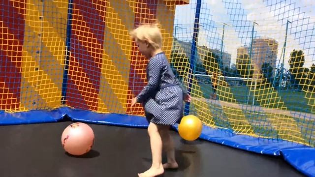 ❤ Детская игровая площадка с большой надувной горкой и батутами на новом электросамокате Xiaomi M36 смотреть онлайн