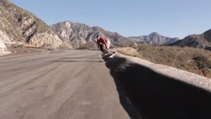 Настоящий даунхил на рипстике Razor RipSurf! Сёрфинг на двухколёсном скейте в горах!