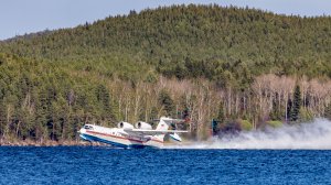 Бе-200 производит забор воды на озере Таватуй, близ Екатеринбурга, 8 мая 2023 года.