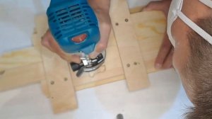 Быстрый способ сделать "крестики" для скамеек, фрезеруем пазы ручным фрезером.