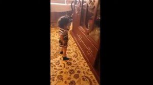 Маленькая девочка танцует Араб - цыганский танец