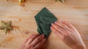 Как сложить салфетки в виде ёлочки на Новогодний праздничный стол [Просто]