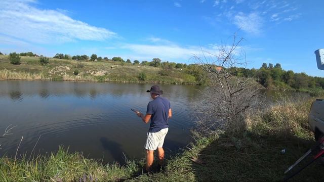 КАРП ЗАТАЩИЛ МЕНЯ В ВОДУ! РЫБАЛКА НА ПОПЛАВОЧНУЮ СНАСТЬ смотреть онлайн