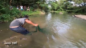 Кастинговая сеть рыбалка! ловля на кастинговую сеть! одним забросом на стаю рыбы!casting network to