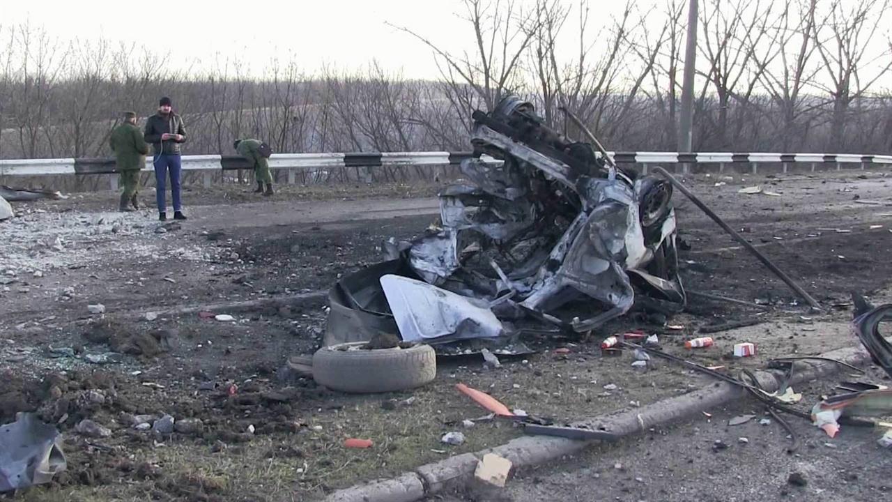 В Донбассе выясняют причины подрыва пассажирского микроавтобуса на мине, в результате чего погибл...