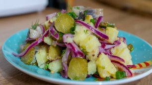 Картофельный салат с сельдью, луком и солеными огурцами. Вкусно, просто и сытно