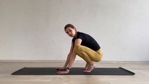 Разбор позы журавля или бакасаны от простого варианта