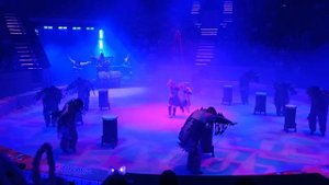 Акробаты под куполом цирка