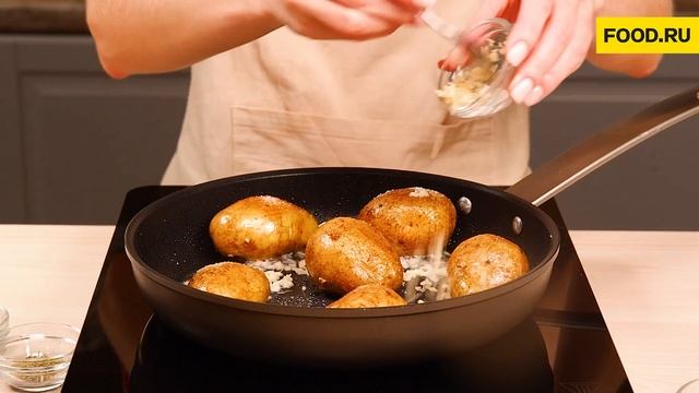 Молодой картофель жареный целиком | Рецепты Food.ru