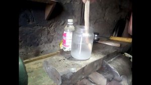 Травление ножа из подшипника в лимонной кислоте