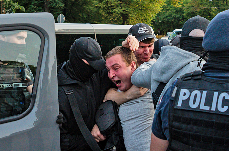 В Латвии провели массовые задержания у памятника Освободителям Риги / События на ТВЦ