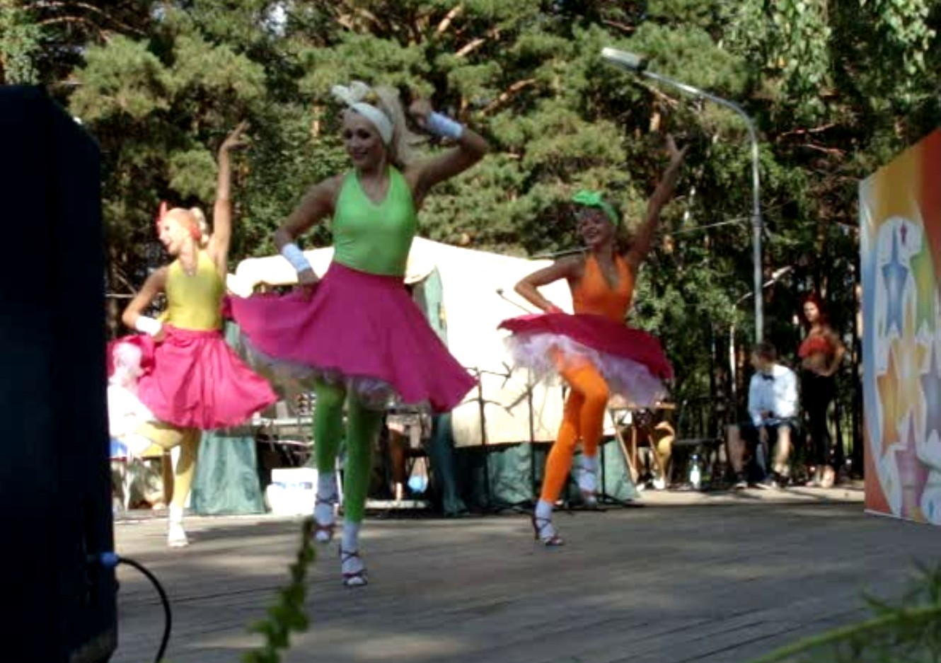 Let's Twist Again. Танцуют в Железногорске на 65-ти летие города, 25 июля 2015 года.