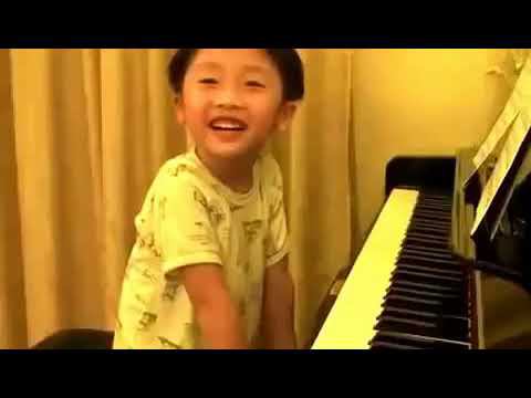 4-летний Мастер играет на фортепиано / 4 Year old boy plays piano