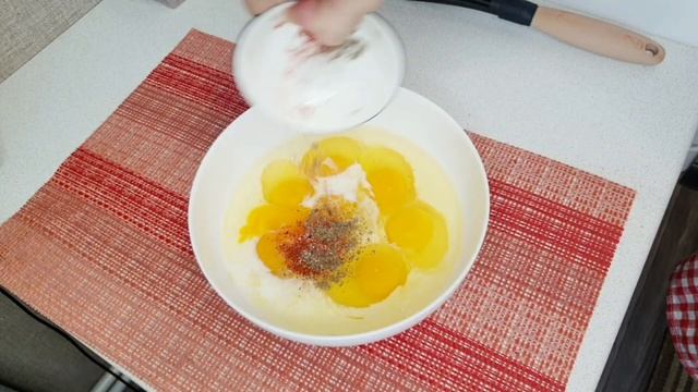 Яичные блинчики с творожной начинкой и овощами. Отличная идея для завтрака или перекуса.
