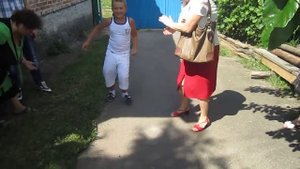 Зажигательный танец бабушки и внука