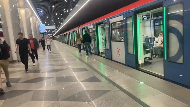 Лифт и электропоезда «81-765 (Москва 2019)» на станции метро «Некрасовка» (НекЛ) // 18 мая 2023 год