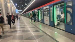 Лифт и электропоезда «81-765 (Москва 2019)» на станции метро «Некрасовка» (НекЛ) // 18 мая 2023 год
