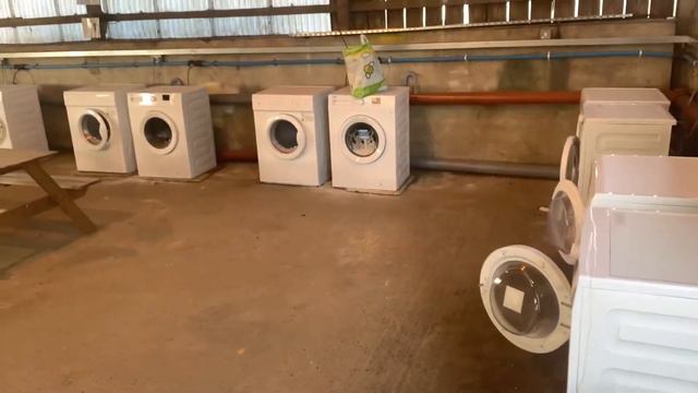 Иду на работу от каравана до пакхауса и показываю как живем здесь на Varfell farm смотреть онлайн