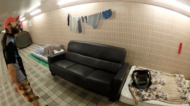 Нашли кожаный диван на свалке. Гонконг смотреть онлайн