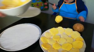 Малыш готовит ЧИПСЫ  в микроволновке за 5 минут Просто и Вкусно