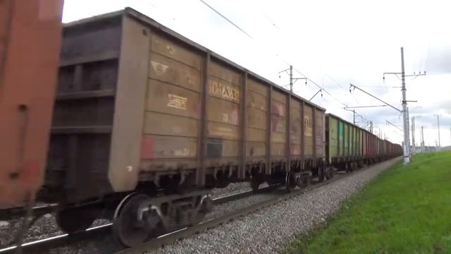 Электровоз ВЛ11-220 с грузовым поездом смотреть онлайн