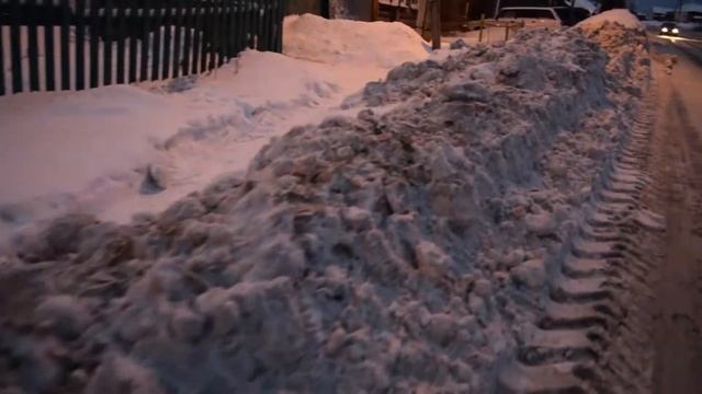 Ноу-Хау от дорожников г.Куса. Скидывать снег с дороги к воротам жильцов))) смотреть онлайн