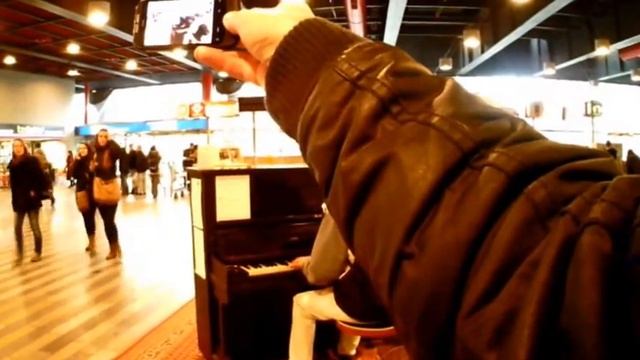 Пианист на жд вокзале Праги смотреть онлайн