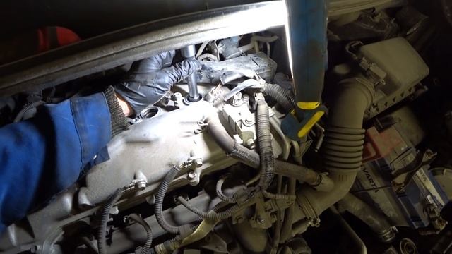 Toyota Isis 2011г.в. /2ZR/157000км./ Замена свечей зажигания. смотреть онлайн