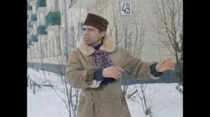 Эй, гражданина! Ты туда не ходи, ты сюда ходи. А то снег башка попадёт - совсем мёртвый будешь...