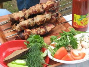 ДАЧА.МУЖ ГОТОВИТ ШАШЛЫК.