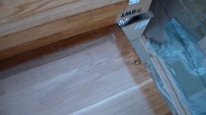 Верхнее крепление саморезами деревянной ступени к металлокаркасу.