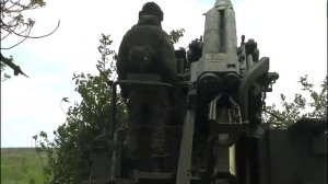 Видео работы расчётов 152-мм самоходных гаубиц «Гиацинт-С»