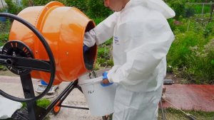 Укладка покрытия из резиновой крошки на даче