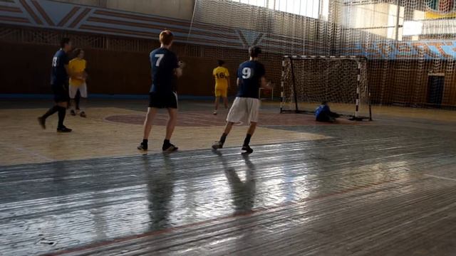 "Миллениум" - "Лион". Вратарь Лиона отражает пенальти. смотреть онлайн