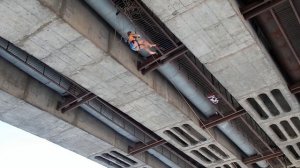 Девушка прыгает с моста в прорубь