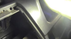 Mercedes Vito 638  Ручка открывания капота . Как снять ?