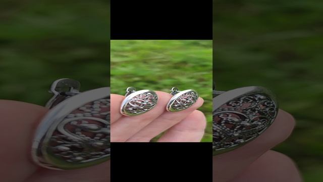 Серебряные серьги.