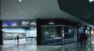 Проекция - голограмма на стекле витрины с использованием пленки обратной проекции