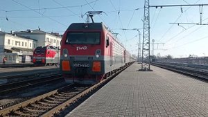 Электровоз ЭП1М-450 прибывает на станцию Киров.